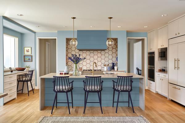 Aktualne kolory ścian w dużej, pięknej kuchni w jasnym beżu i pastelowym błękicie zachęcająco szykownie