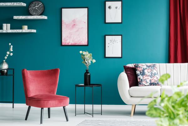 Aktualne kolory ścian pastelowe niebieskie ciemne tło dla jaśniejszych mebli sofa czerwony fotel