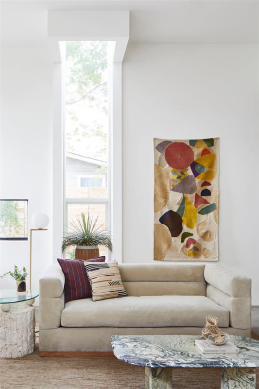 Aktualne kolory ścian eleganckie jasne wnętrze biaława beżowa wygodna dekoracja ścienna sofy