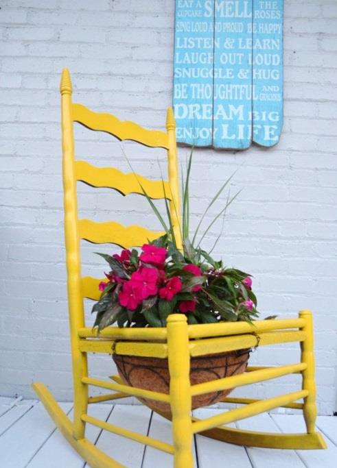 Stare krzesła w ogrodzie z nową funkcją żółta huśtawka atrakcyjne donice