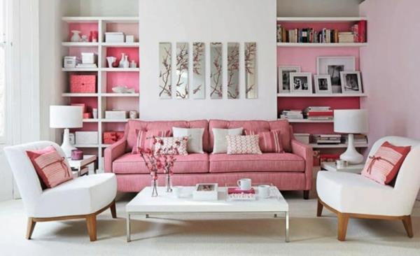 Zakurzona różowa kolorowa ściana w kolorze ścian fotel lampa podłogowa