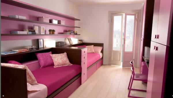 Zakurzony różowy kolor ściany kolor ściany sofa czarna