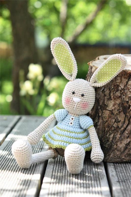 Szydełkowy króliczek Amigurumi - pomysły na Wielkanoc, aby inspirować i naśladować szarego króliczka wielkanocnego króliczka