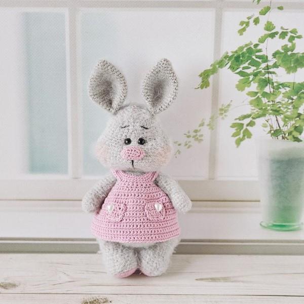 Szydełkowy króliczek Amigurumi - pomysły na Wielkanoc, aby inspirować i naśladować szarego króliczka śliczna sukienka różowa