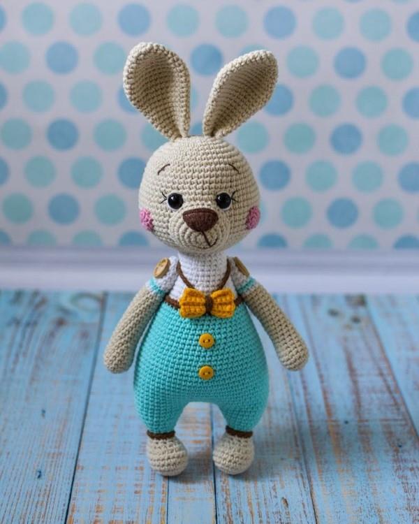 Szydełkowy króliczek Amigurumi - pomysły na Wielkanoc, aby zainspirować i naśladować śliczny strój wielkanocny w kolorze niebieskim