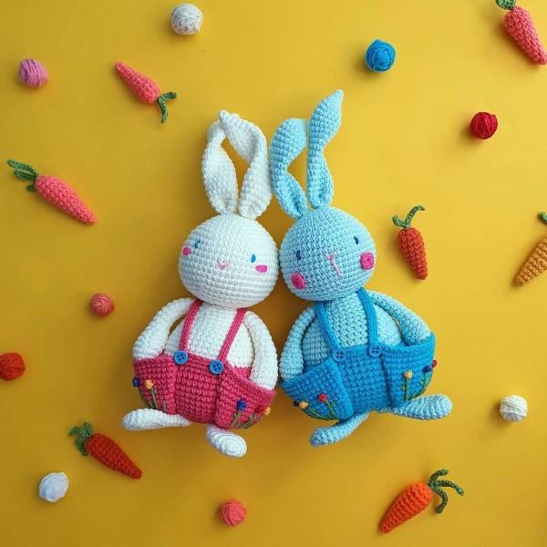 Szydełkowy króliczek Amigurumi - pomysły na Wielkanoc, aby inspirować i naśladować wielkanocnego króliczka niebiesko-białego