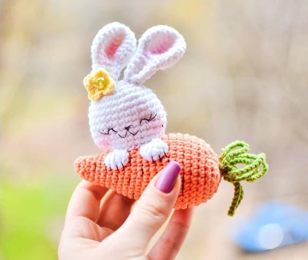 Szydełkowy króliczek Amigurumi - pomysły na Wielkanoc, aby inspirować i naśladować marchewkę z zajączka wielkanocnego
