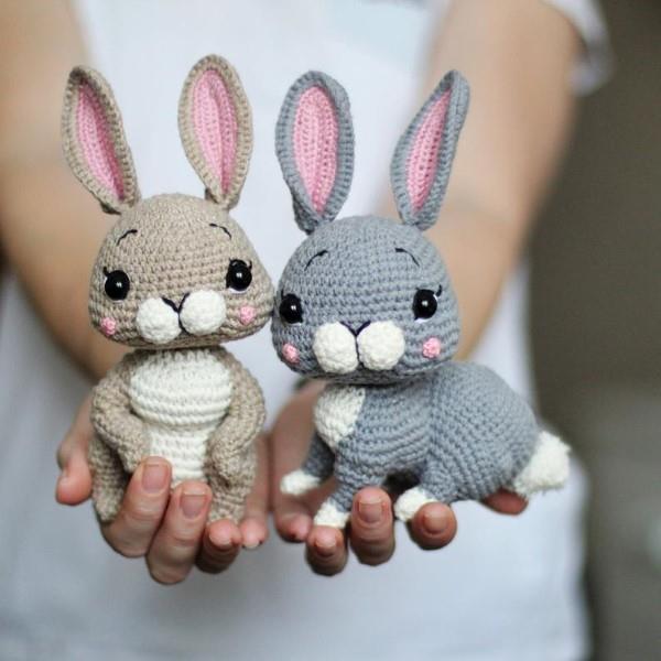Szydełkowy króliczek Amigurumi - pomysły na Wielkanoc, aby inspirować i naśladować realistycznego królika szarobrązowy