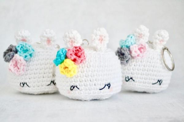 Szydełkowy króliczek amigurumi - pomysły na Wielkanoc, aby inspirować i naśladować breloczek z breloczkiem