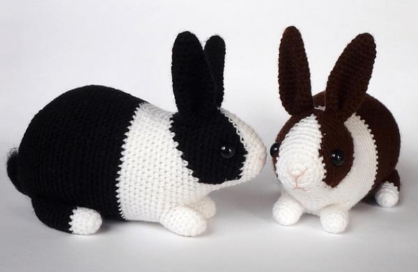 Szydełkowy królik Amigurumi - realistyczne pomysły na Wielkanoc, aby inspirować i naśladować białe czarne króliki