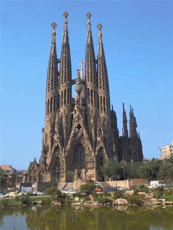 Antoni Gaudi Sagrada Familia w całości