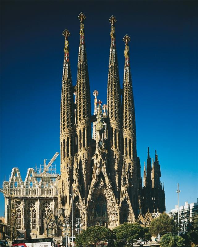 Antoni Gaudi Sagrada Familia w południe
