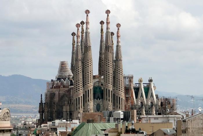 Antoni Gaudi Sagrada Familia z boku