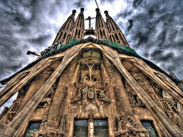 Antoni Gaudi Sagrada Familia z zewnątrz
