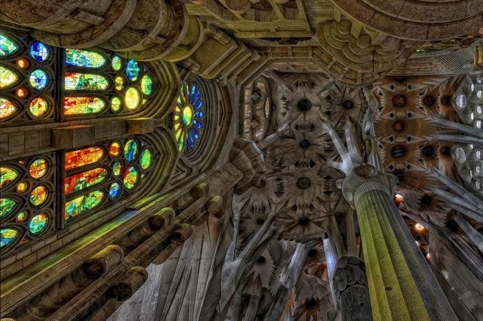 Antoni Gaudi Sagrada Familia z wnętrza kopuły