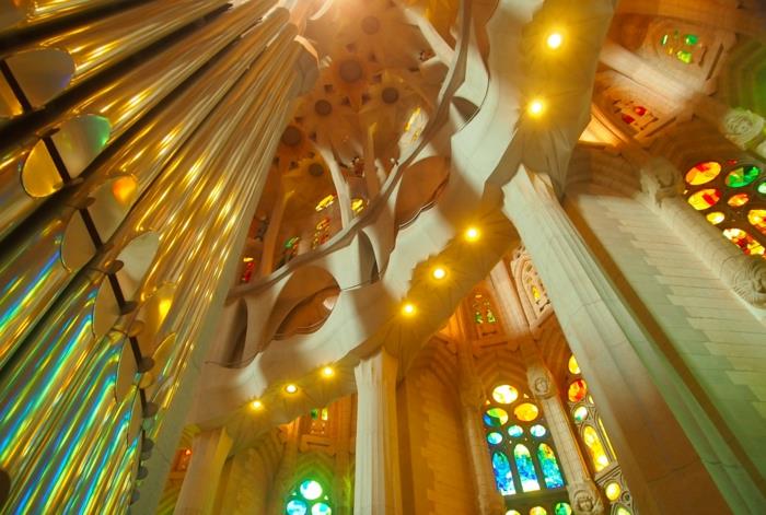 Antoni Gaudi Sagrada Familia we wnętrzu