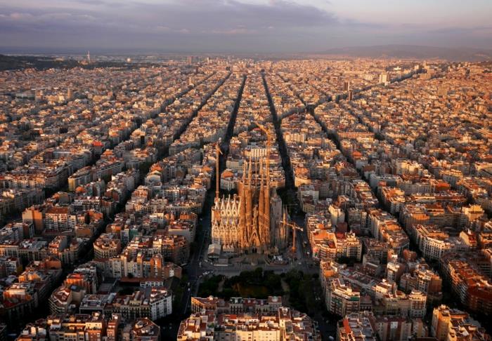 Antoni Gaudi Sagrada Familia od środka zdjęcie drona