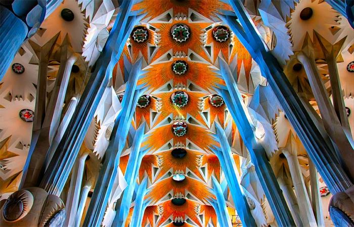 Antoni Gaudi Sagrada Familia od środka