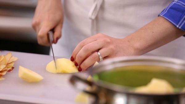 Faites vous-même la compote de pommes Épluchez et coupez les pommes