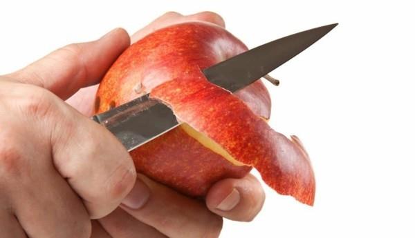 Faites vous-même la compote de pommes Purée de pommes Pelez les pommes