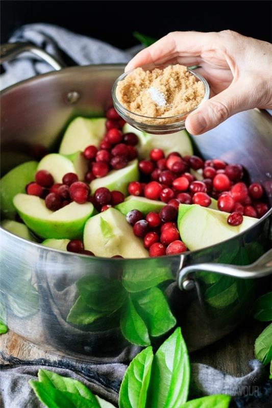 Faites vous-même de la compote de pommes à partir de pommes et d'airelles rouges