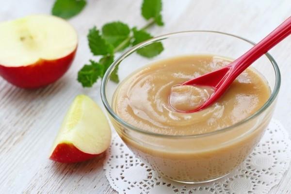 Faites vous-même de la compote de pommes de la purée de pommes pour bébé