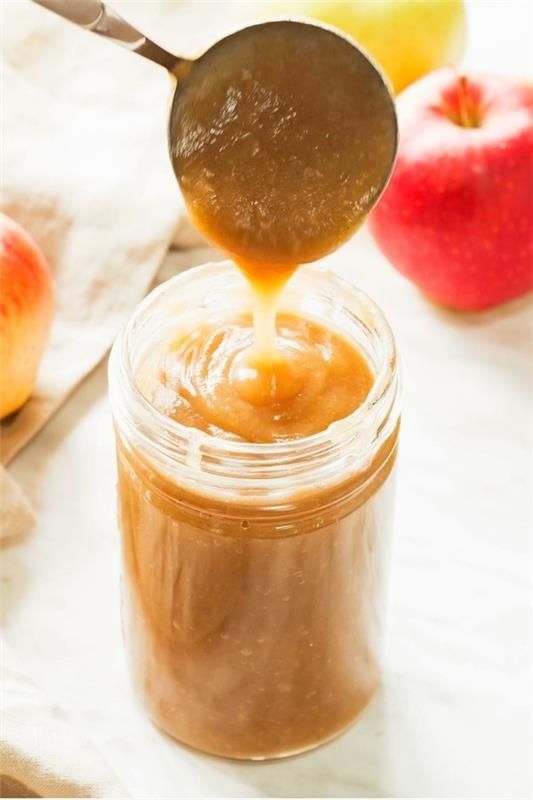 Faites vous-même de la compote de pommes de la purée de pommes maison dans un verre