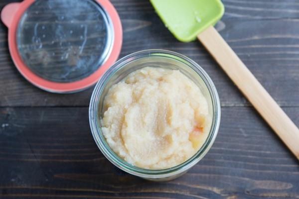 Faites vous-même de la compote de pommes en magasin, mangez fraîche