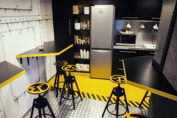 Atrakcyjne biuro urządzone jak żółte akcenty statku kosmicznego
