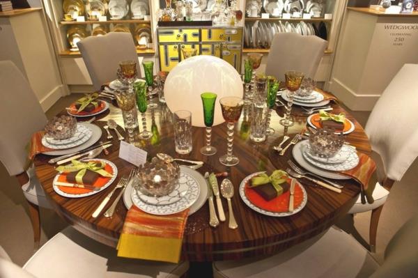 Atrakcyjny serwis obiadowy wykonany z porcelany Eklektyczna aranżacja stołu jadalnego