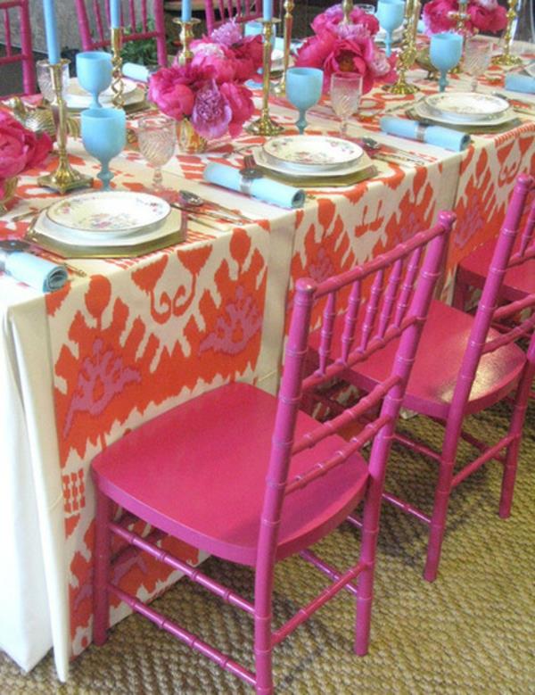 Atrakcyjny serwis obiadowy wykonany z porcelany różowe krzesła obrus ikat