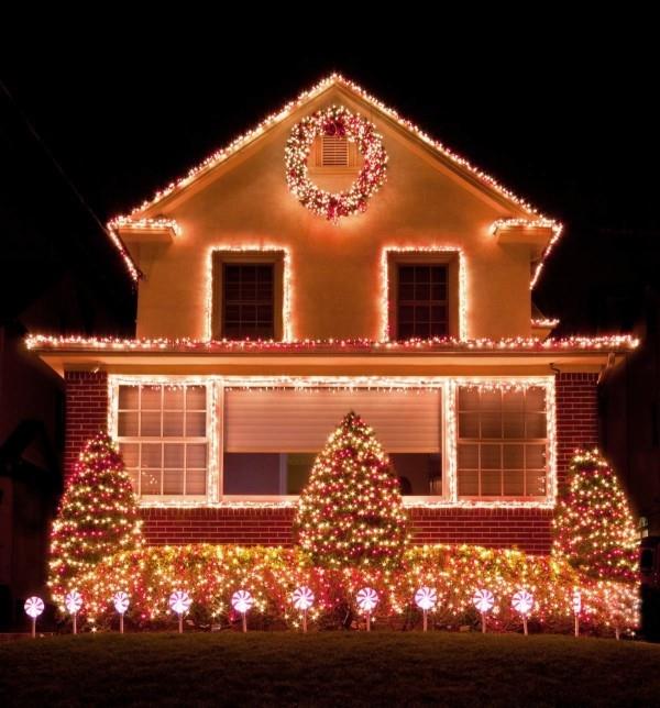 Dołącz oświetlenie zewnętrzne na Boże Narodzenie - 30 świątecznych pomysłów i wskazówek oświetlenie zewnętrzne w czerwonej i żółtej jodle