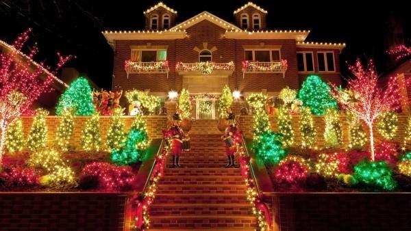 Załóż oświetlenie zewnętrzne na Boże Narodzenie - 30 świątecznych pomysłów i wskazówek kolorowy dom z czerwonymi i zielonymi światłami