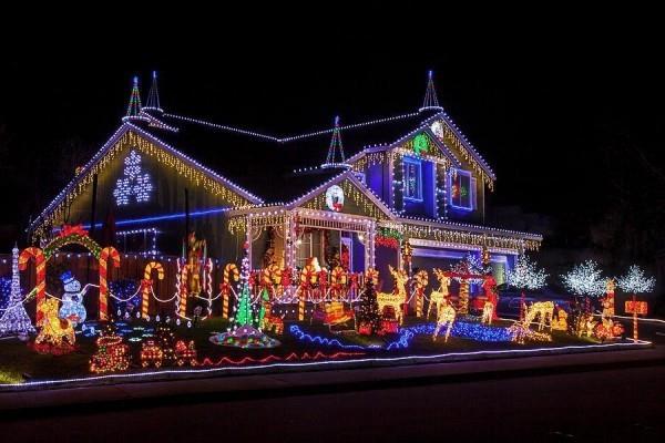 Dołącz oświetlenie zewnętrzne na Boże Narodzenie - 30 świątecznych pomysłów i wskazówek kolorowy dom z mnóstwem świetlnych dekoracji
