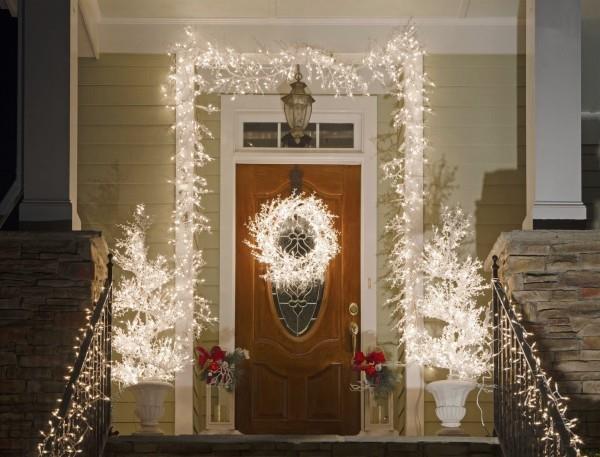 Mocowanie oświetlenia zewnętrznego na Boże Narodzenie - 30 świątecznych pomysłów i wskazówek wejściowych centralny punkt wieniec i światło ramki