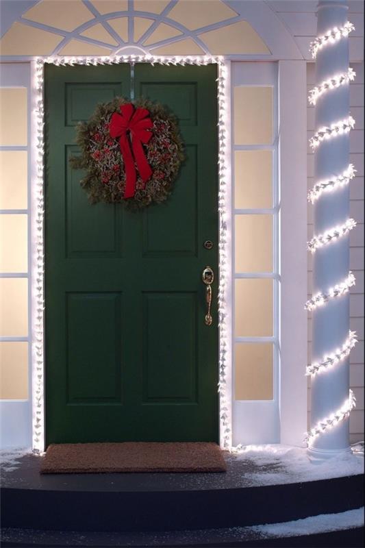 Dołącz oświetlenie zewnętrzne na Boże Narodzenie - 30 świątecznych pomysłów i wskazówek drzwi wejściowe z kolumną i wieńcem