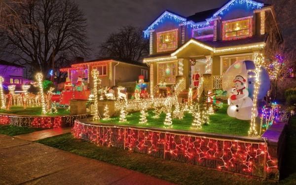 Oświetlenie zewnętrzne na Boże Narodzenie - 30 świątecznych pomysłów i wskazówek efektowny dom ozdobiony podwórkiem