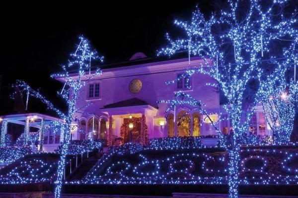 Dołącz oświetlenie zewnętrzne na Boże Narodzenie - 30 świątecznych pomysłów i porad dom z niebieskimi światłami natura