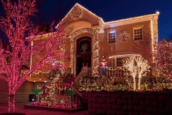 Załóż oświetlenie zewnętrzne na Boże Narodzenie - 30 świątecznych pomysłów i porad dom z czerwonymi i żółtymi światłami drzew