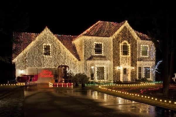 Załóż oświetlenie zewnętrzne na Boże Narodzenie - 30 świątecznych pomysłów i porad dom z mnóstwem wiszących świateł