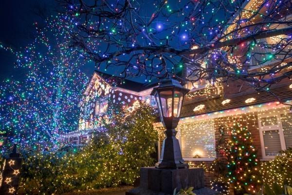 Dołącz oświetlenie zewnętrzne na Boże Narodzenie - 30 świątecznych pomysłów i wskazówek, dom i drzewa z mnóstwem świateł
