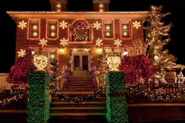 Dołącz oświetlenie zewnętrzne na Boże Narodzenie - 30 świątecznych pomysłów i wskazówek ładne światełka w kolorze zielonym i czerwonym