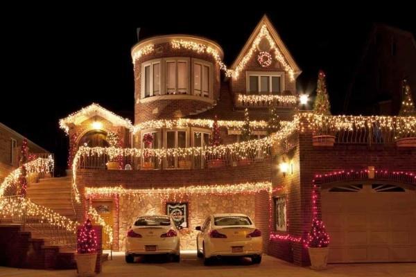 Załóż oświetlenie zewnętrzne na Boże Narodzenie - 30 świątecznych pomysłów i wskazówek żółte światła ze schodami i garażem