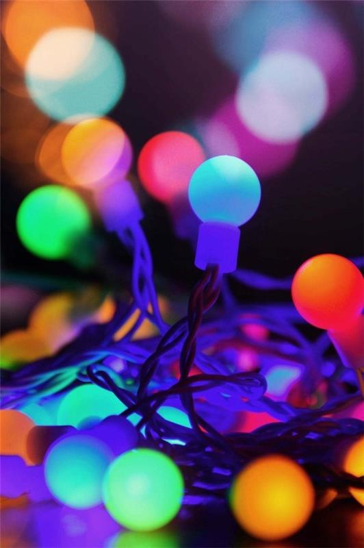 Dołącz oświetlenie zewnętrzne na Boże Narodzenie - 30 świątecznych pomysłów i wskazówek bajkowe lampki z dużymi lampkami