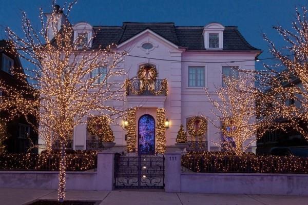 Oświetlenie zewnętrzne na Boże Narodzenie - 30 świątecznych pomysłów i wskazówek ogromny dom z prostym oświetleniem