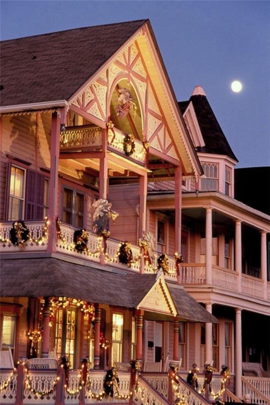 Załóż oświetlenie zewnętrzne na Boże Narodzenie - 30 świątecznych pomysłów i wskazówek tradycyjny dom ze światłami i filarami