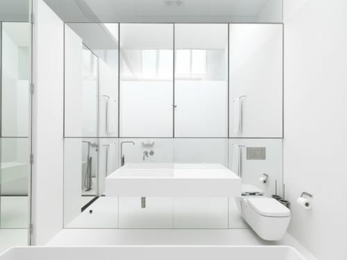 Niezwykłe pomysły na umeblowanie luster ściennych w łazience w kolorze białym