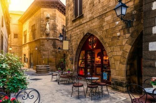 Destinations de voyage sélectionnées Barcelone s'asseoir dans le café-terrasse et admirer l'architecture unique des maisons