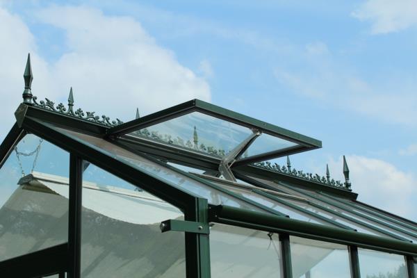 L'ouvre-fenêtre automatique et le store d'ombrage complètent la serre Hoklartherm