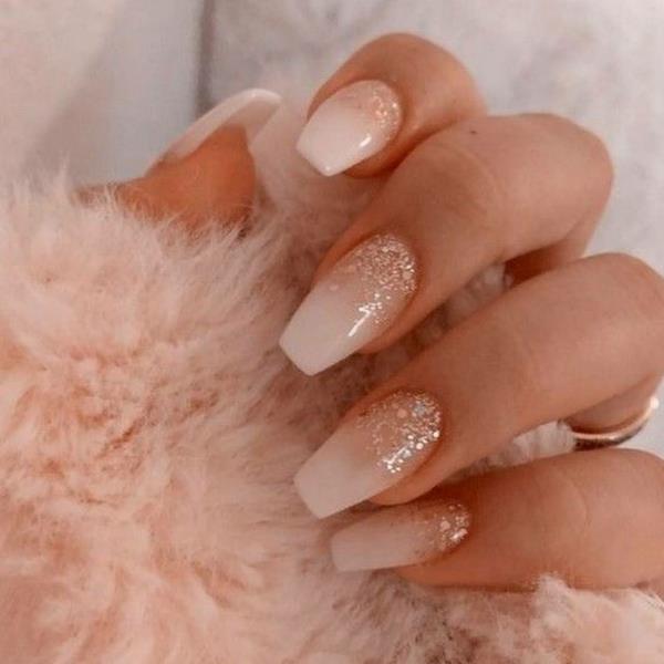 Baby boomer paznokcie biały różowy nowy trend w projektowaniu paznokci brokatowych